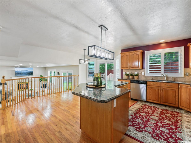Granite countertop, real hardwood flooring