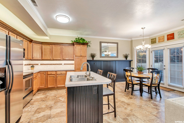 Kitchen & Dining