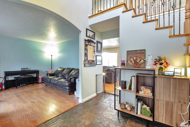 833 N Mountain View Rd, Centerville, UT 84014 — photo 2