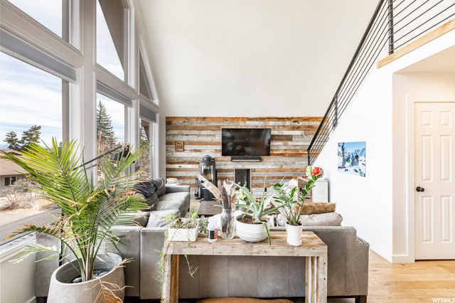 200 Parkview
