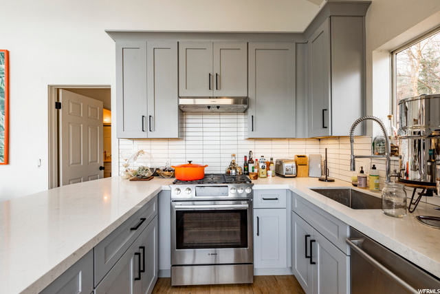 200 Parkview