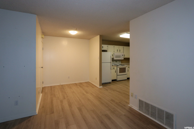 Dining to kitchen