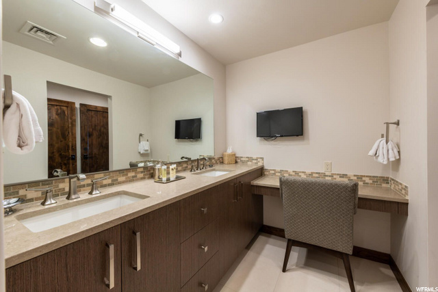 Primary Suite Bathroom