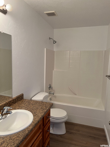 Upstairs Hall full bathroom