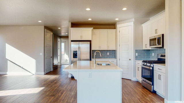 Kitchen and Bar area