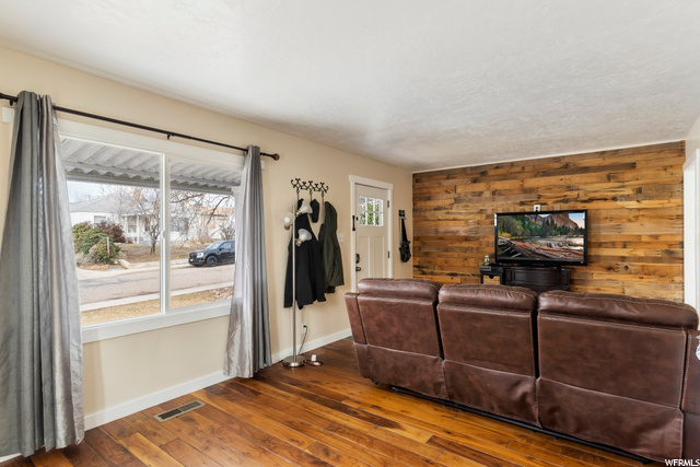 238 S Lakeview Dr E, Clearfield, UT 84015 — photo 2