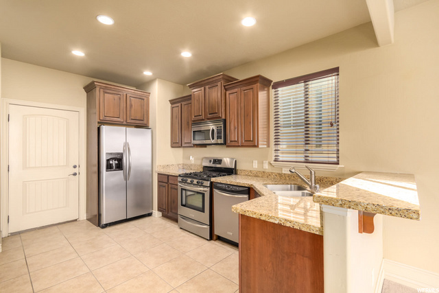 327 E Nechatel Dr, Draper, UT 84020 — photo 2