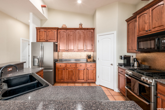 kitchen w/ large island and bar