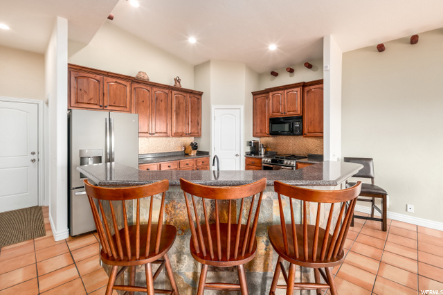 kitchen w/bar