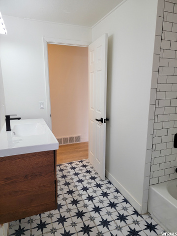 upstairs full bathroom
