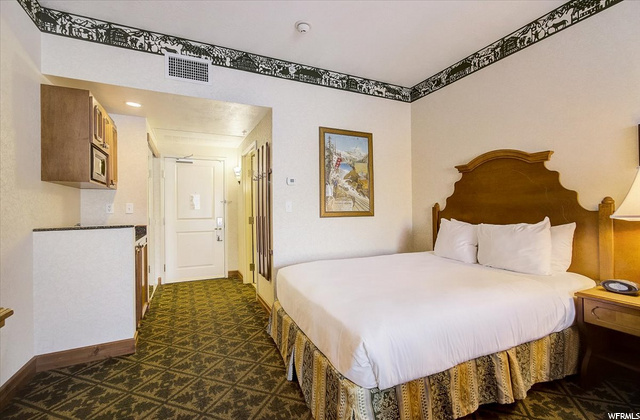 2 queen size beds suite