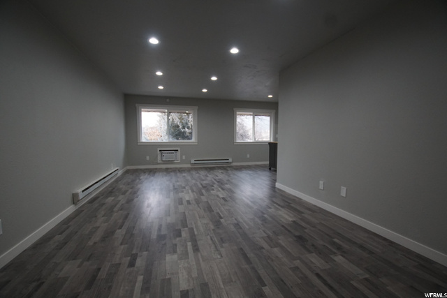 Livingroom/Dining Area