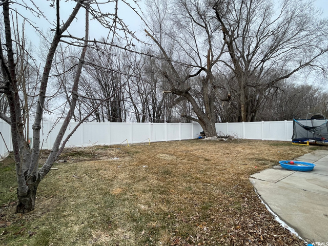 white vinyl fence