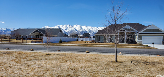 Neighborhood and views of the mountains