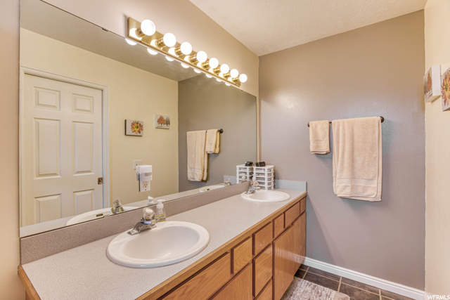 Master bathroom (attached)