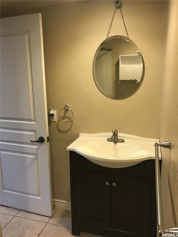 2Bed/1Bath: Bathroom Vanity