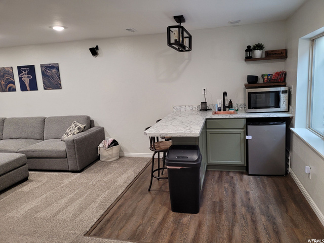 Wet Bar with Fridge