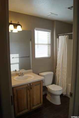 Full Bathroom, shower/tub combo