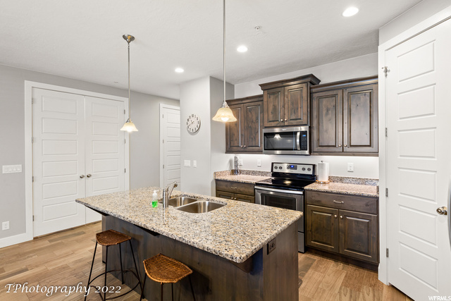 9-Bar/Eating Area & Food Prep