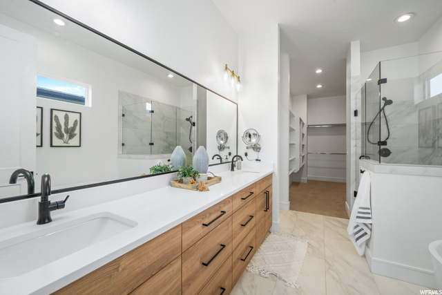 OWNERS BATH ENSUITE MAIN LEVEL