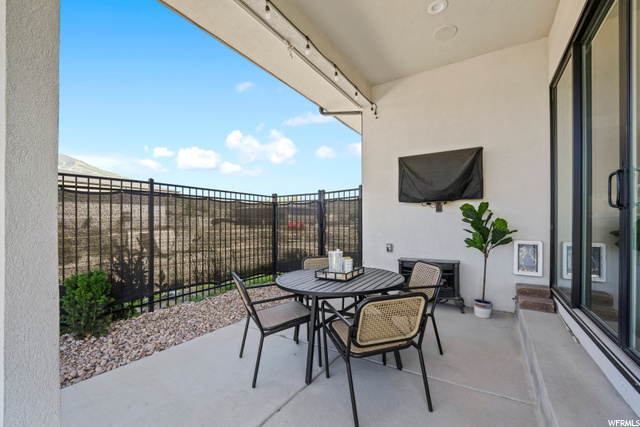 COVERED PATIO OFF DINING
