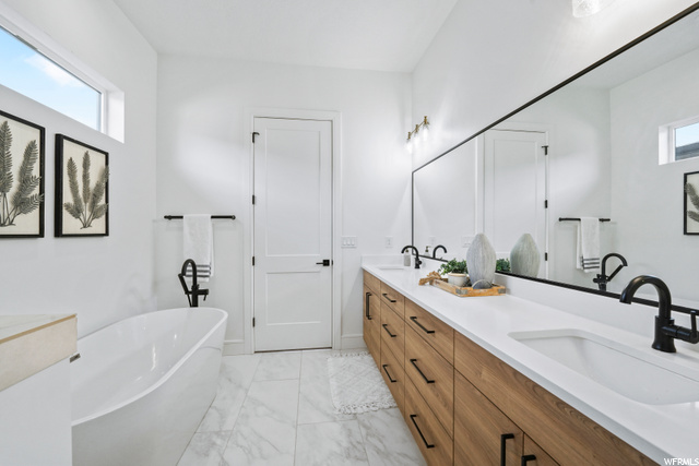 OWNERS BATH ENSUITE MAIN LEVEL