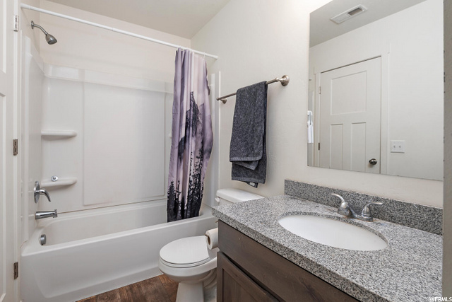 End-Unit Bathroom 2
