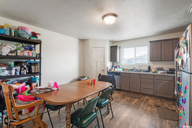 Mid-Unit Semi-Formal Dining