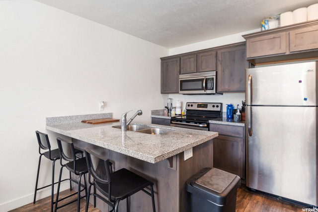 End-Unit Semi-Formal Dining