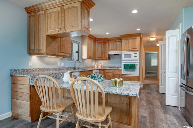 Breakfast Bar and Kitchen