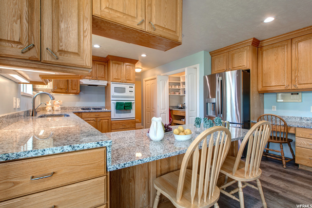 Breakfast Bar and Kitchen