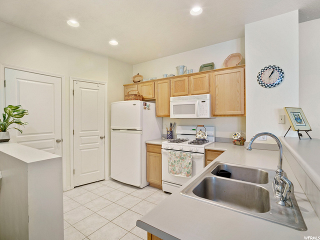 910 S Courtyard Ln E, Centerville, UT 84014 — photo 3