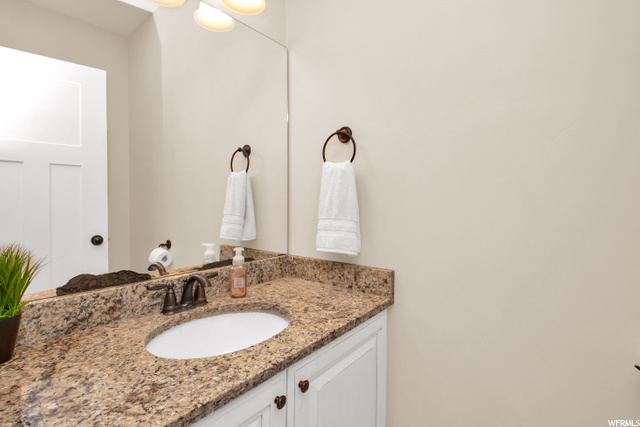 Main level 1/2 bath