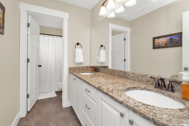 Upper Full Bathroom/Double sinks