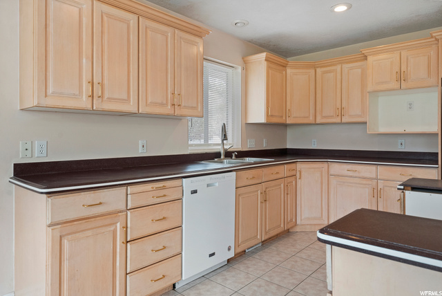 Large family kitchen with plenty of cabinets in addition to a separate pantry!