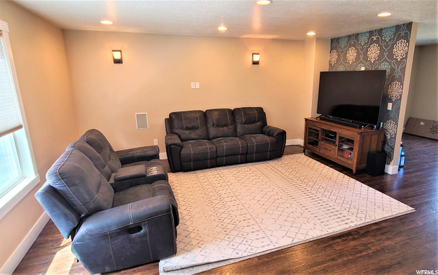 Family Room - lots of canned lighting