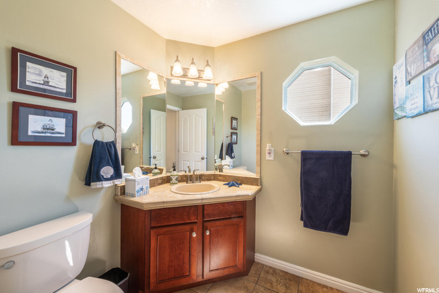 Main level 1/2 bath
