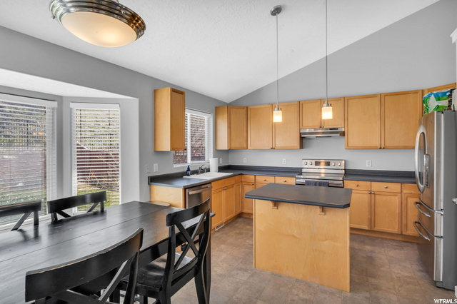 Bright & Spacious Kitchen!