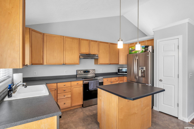 Bright & Spacious Kitchen!