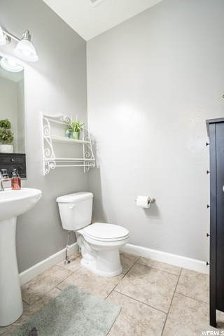 1/2 bath upstairs