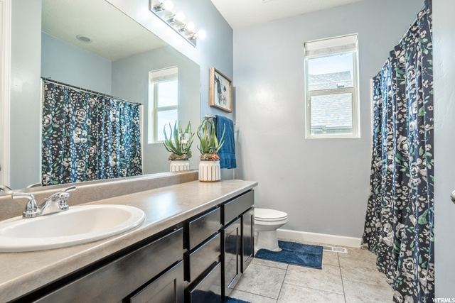 Upstairs hallway full bath