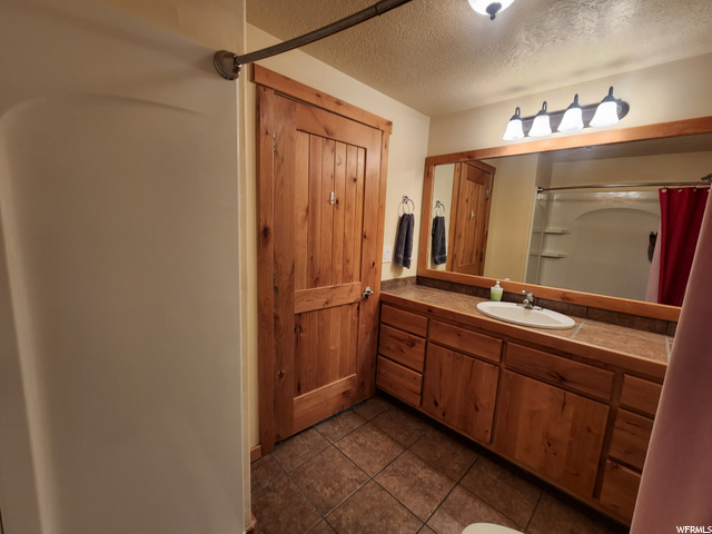 Lower-Level Vanity Bath