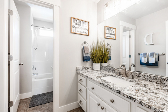 Upstairs Full Bathroom