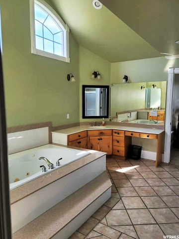 Master Bathroom - Upstairs