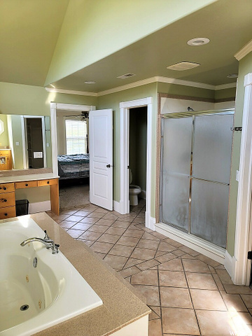 Master Bathroom - Upstairs