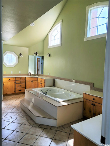 Master Bathroom - Upstairs