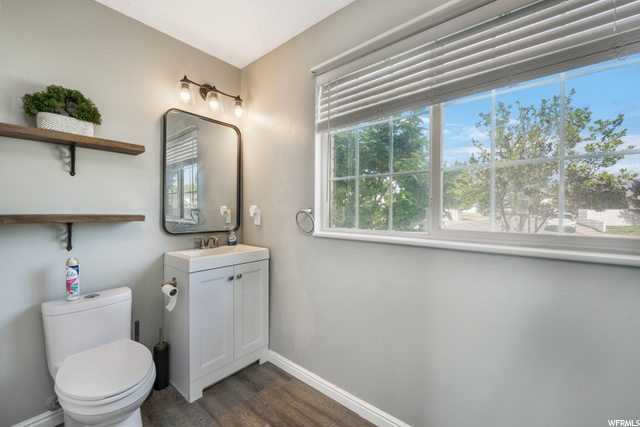 Full main bathroom