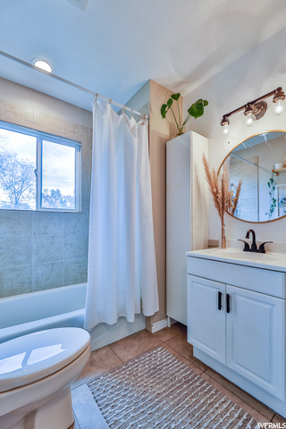 Upstairs Full Bathroom