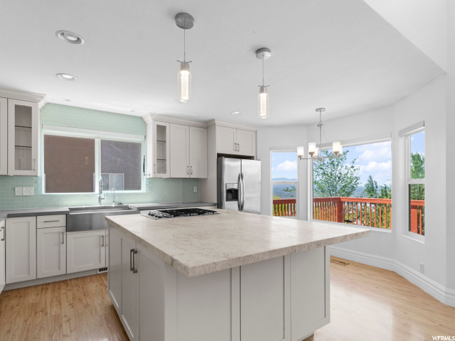 Kitchen quartz counter tops, glass back splash, vi