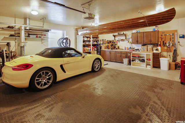 Garage w/work bench